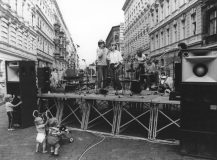 Die beiden kleinen Zuhörerwaren beileibe nicht die einzigen, als beim Straßenfest am Chamissoplatz diGruppe Schmidt & Co spielte. Die beiden standennur in der ersten Reihe. Das Fest fand am Samstag-nachmittag (15.8.) statt, getragen wurde es von verschiedenen Initiativen und dem Mieterladen amChamissoplatzZg 1190CopyrightUlrich Horb Borussiastraße 7-91000 Berlin 42, Telefon 752 19 70Abdruck nur gegen HonorarNamensnennung BelegexemplarKonto N 0650120000 Sparkasse BerlinWest BLZ 100 500 00Inv.-Nr. 1999/5883